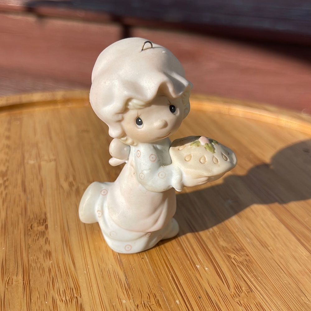 Precious Moments "Dropping Over For Christmas " Christmas Girl w/ Pie Ornament